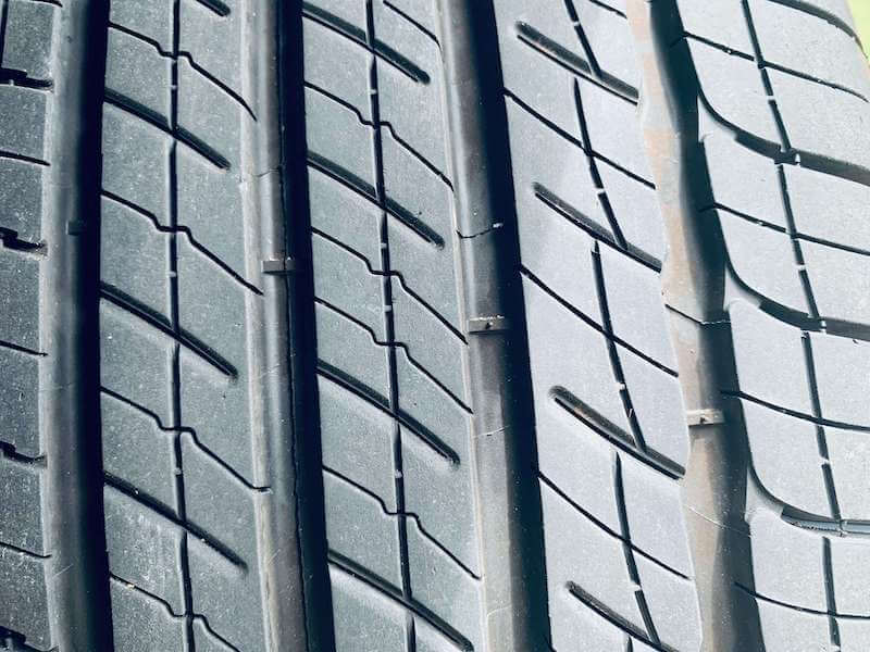 Tire tread with wear indicator bars